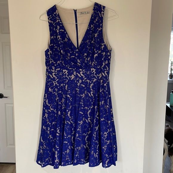 Knee length dress - Picture 1 of 3